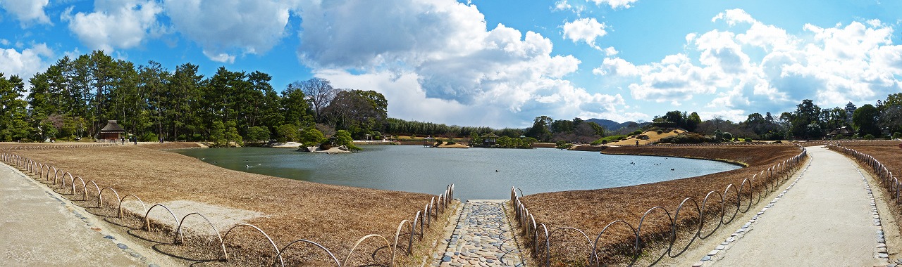 s-20150310 後楽園今日の園内強風に晒された沢の池ワイド風景 (1)