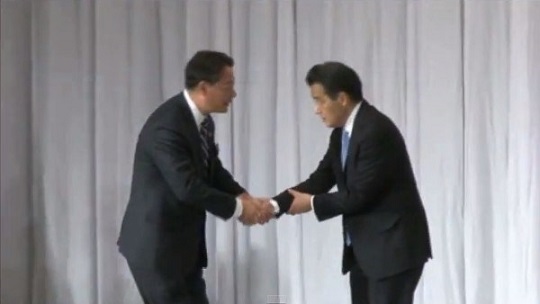 民主党の代表選挙で新代表の岡田克也が「朝鮮式（韓国式）握手」！？ネットで話題のシーン（22秒）