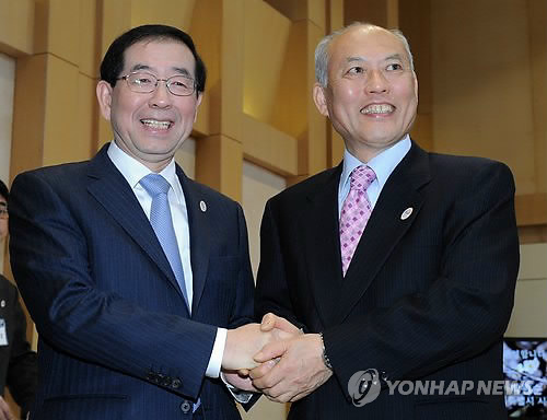 握手を交わす朴市長（左）と舛添知事（ソウル市提供写真）＝（聯合ニュース）