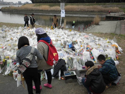 20150314デモの後、私は、上村遼太君殺害現場に行って祈りを捧げた。事件発生からもうすぐ約１か月になるが、今でも現場を訪れる人々は後を絶たない。