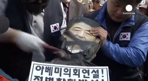 Enraged S.Korea protesters behead effigy of Japan Prime Minister