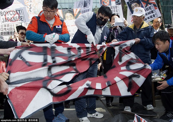 反日デモで米軍向け慰安婦などの写真使用・マヌケ！在韓日本国大使館前反日デモ・安倍首相の首切り　韓国の民衆、在韓日本国大使館前で反日デモ（写真）