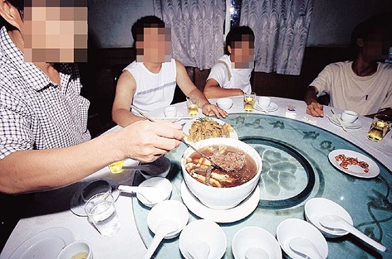 現在も、田舎では胎児のスープ（嬰児湯）が強壮の為に食べられている。---人肉宴会が行われた毛沢東大革命