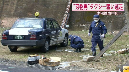 男が家宅捜索中に刃物振り回し、タクシー奪い逃走　山口・下関市
