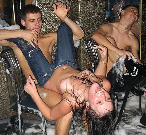 ウクライナの学生がクラブで裸の泡パーティー。楽しそうなことしてんじゃんｗｗｗ