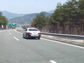 東富士五湖道路で見かけたパトカーだが、覆面パトカーも見た。