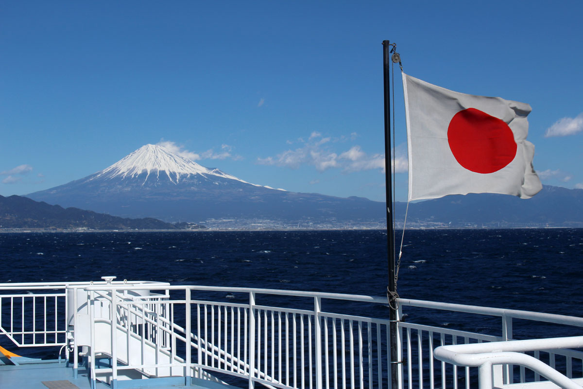 駿河湾フェリー「富士」後方デッキ 日章旗と富士山