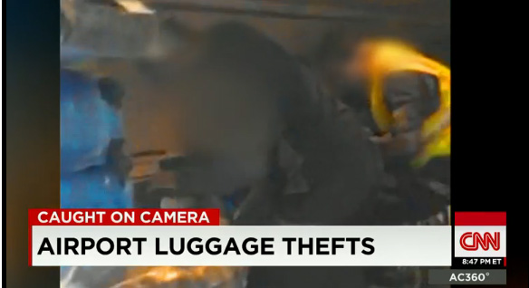 カメラがとらえた、米空港係員による盗難の現場！